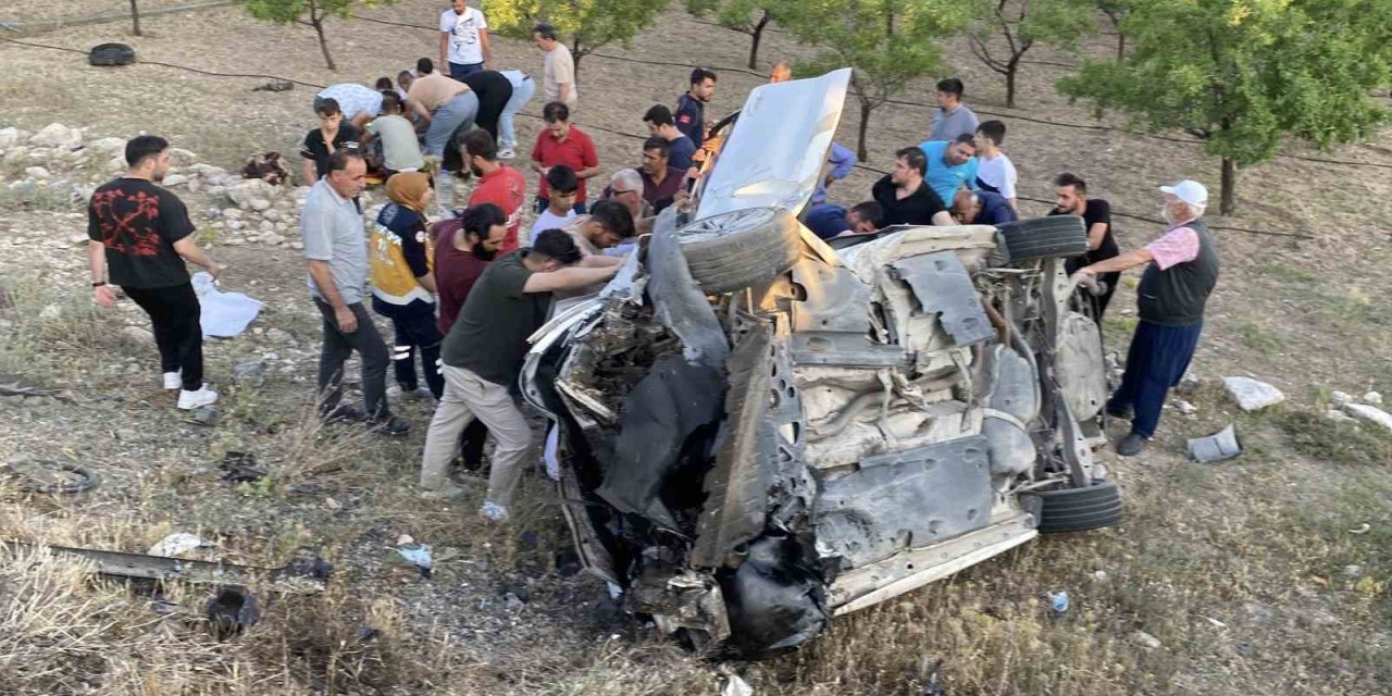 Aksaray’da 2 Otomobilin Çarpıştığı Sıkışmalı Kazada 2’si Ağır 8 Kişi Yaralandı