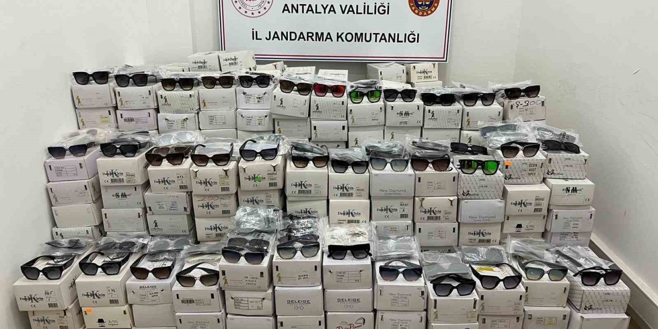 Antalya’da 16 Bin Adet Kaçak Güneş Gözlüğü Yakalandı