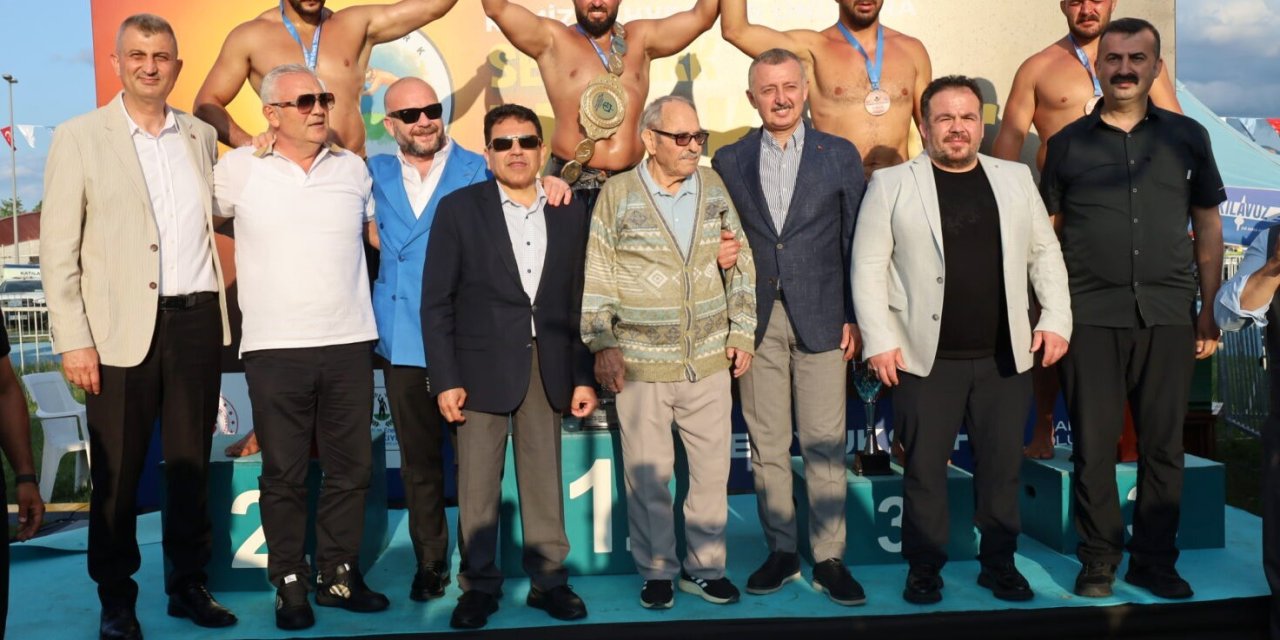 Yağlı Güreş Liginde Muratpaşa Belediyesi Liderliğini Sürdürüyor