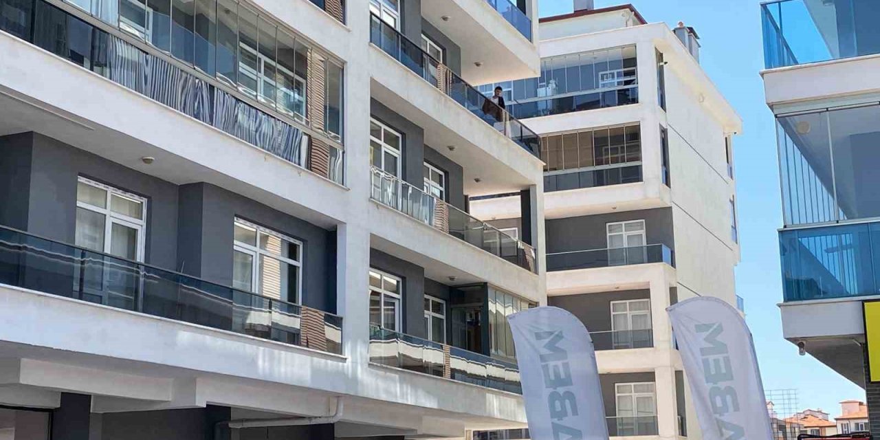 Balkona Çıkıp Bıçakla Kendini Yaraladı