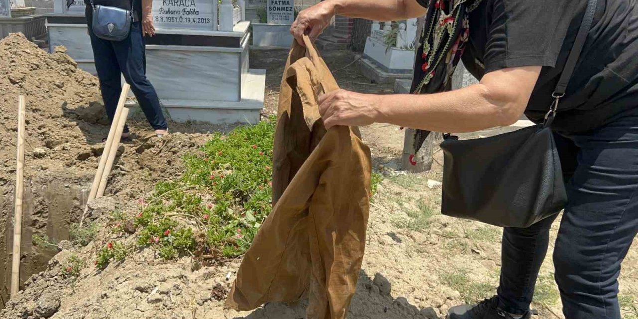 Baba Ve Kızları Yan Yana Defnedildi