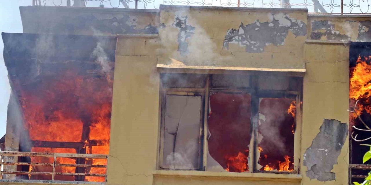 Ünlülerin Program Yaptığı Eski Televizyon Kanalı Binasında Yangın