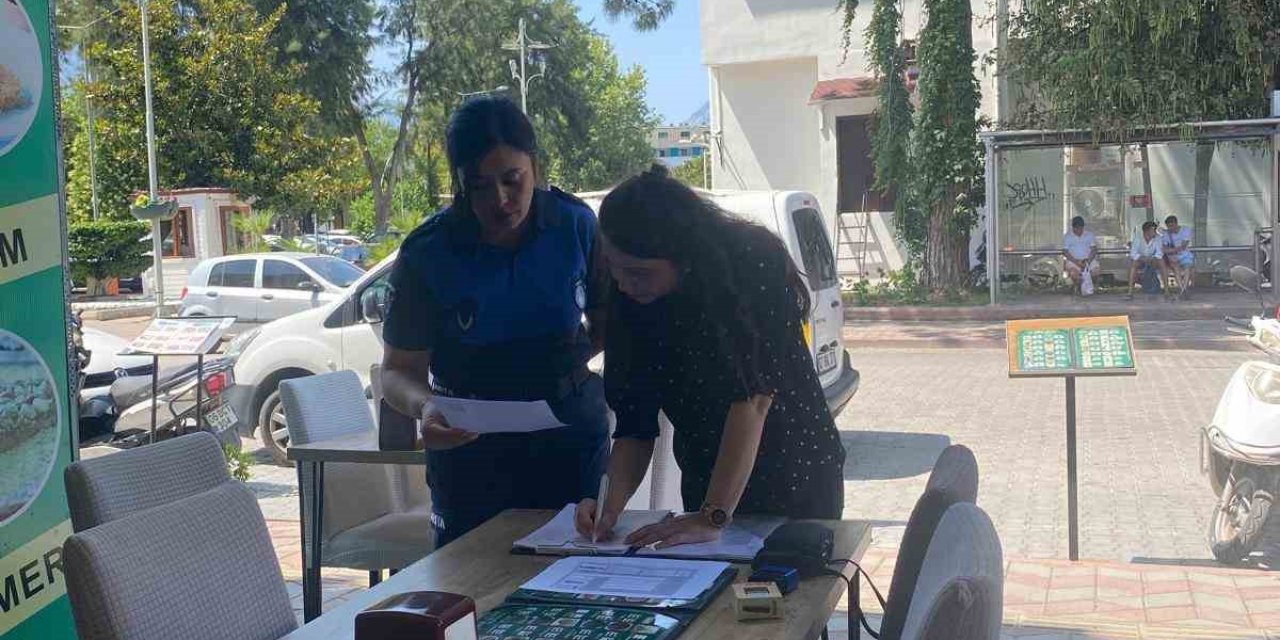 Kemer’de Zabıta Fiyat Etiketlerini Denetledi