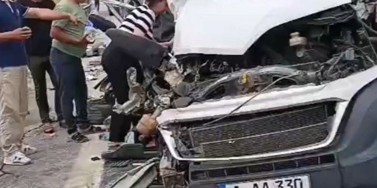 Karavan Minibüs Kamyonete Çarptı: 1 Ölü, 1 Yaralı