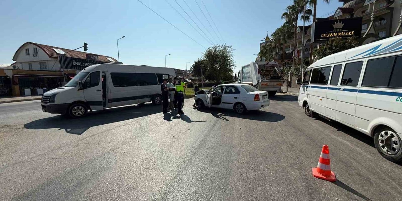 Manavgat’ta Otomobil Tur Aracına Çarptı: 5 Yaralı