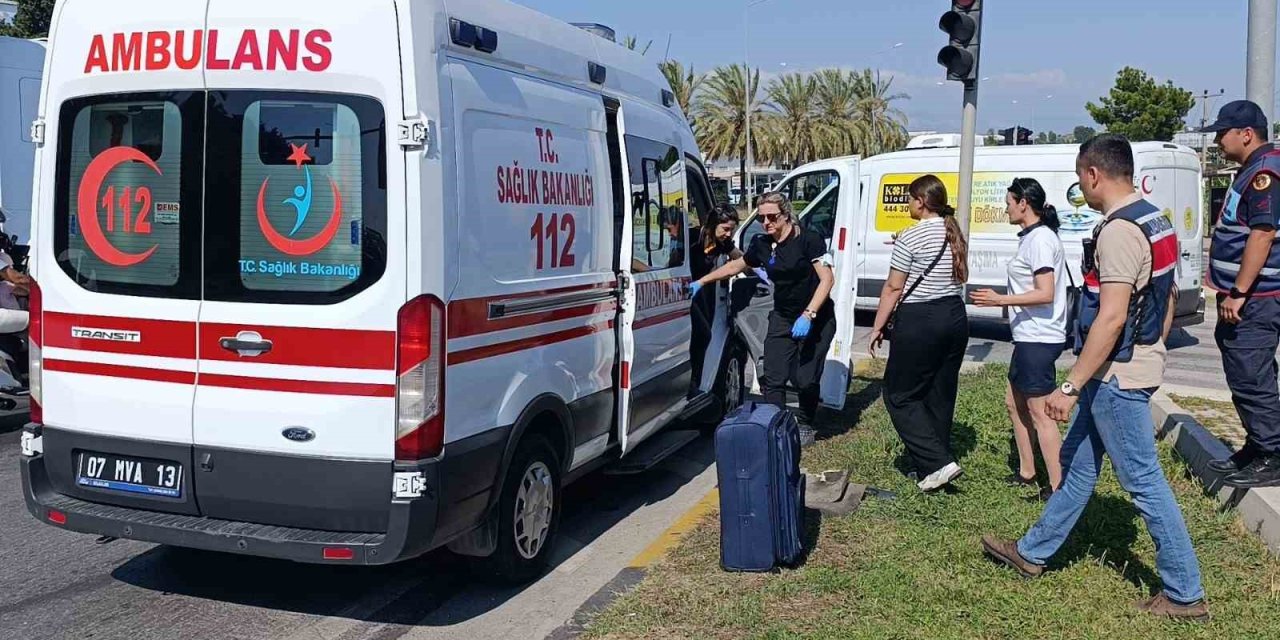 Nakliye Kamyonu İle Otobüs Çarpıştı: 1 Yaralı