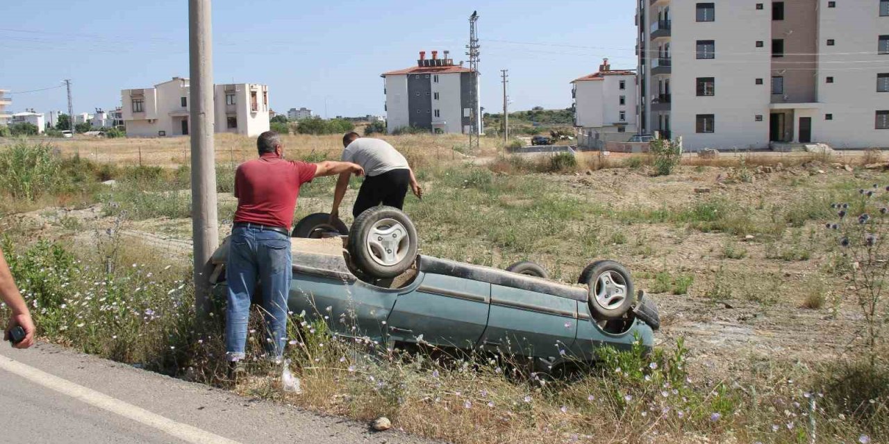 Serik’te Otomobil Şarampole Yuvarlandı, Sürücü Ve 13 Yaşındaki Çocuğu Yaralandı