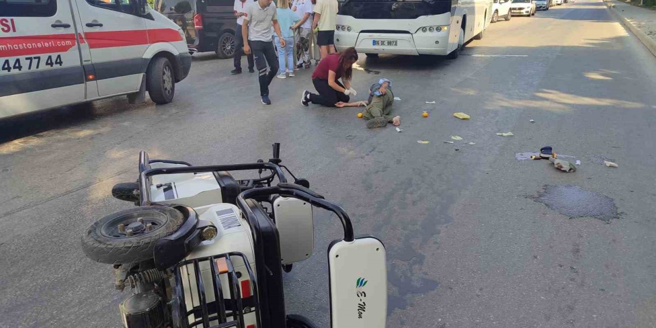Serik’te Otobüs İle Elektrikli Motosiklet Çarpıştı: 2 Yaralı