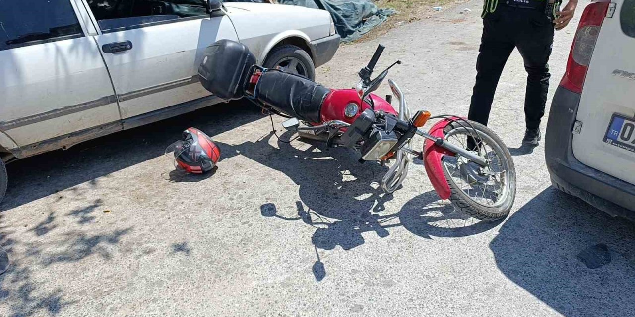 Manavgat’ta Motosiklet Hafif Ticari Araca Çarptı: 1 Yaralı