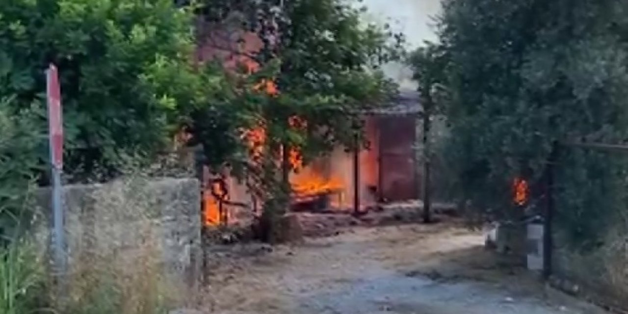 Antalya’da Çıkan Yangında Ev Ve Traktör Kül Oldu