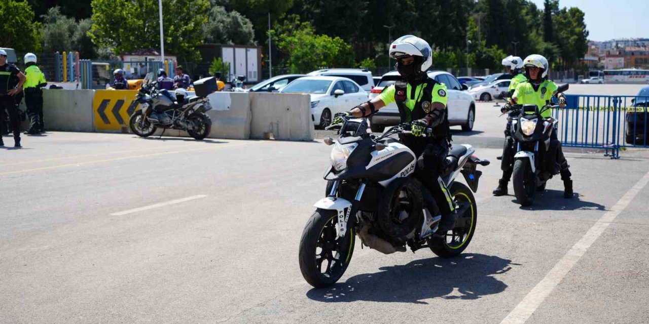 Antalya’da Motosikletli Polis Timlerine Güvenli Sürüş Eğitimi