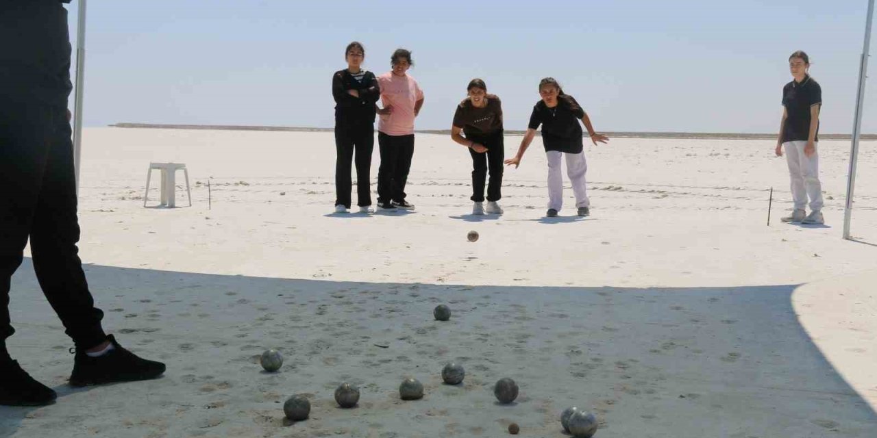Tuz Gölü’nde Öğrencilerin Bocce Heyecanı