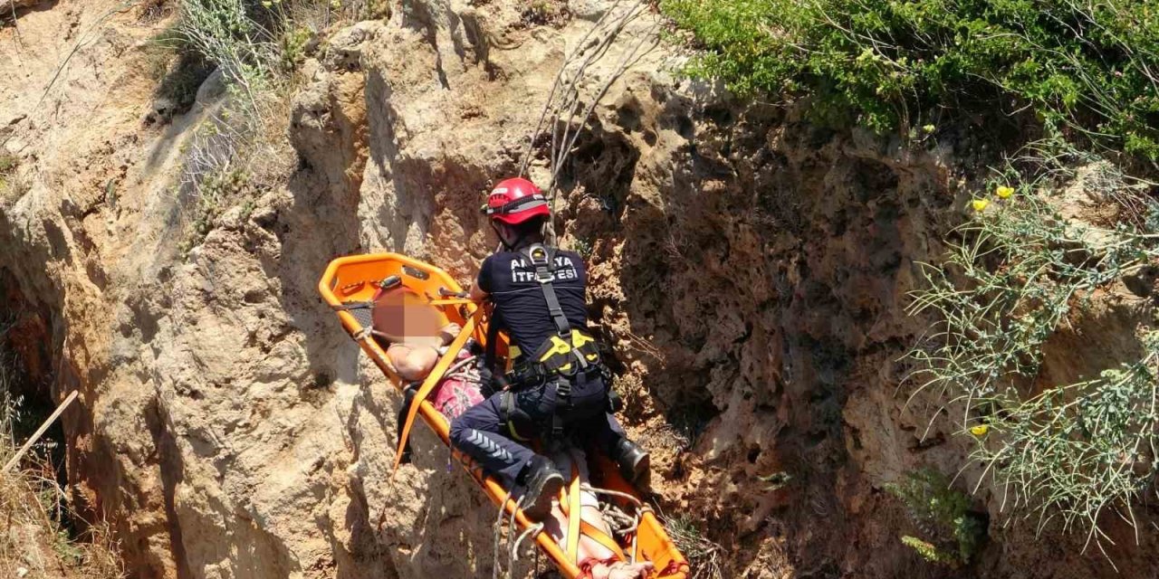Manzara İzlemek İçin Falezlere İnmek İsteyen Kadın Turist Ölümden Döndü