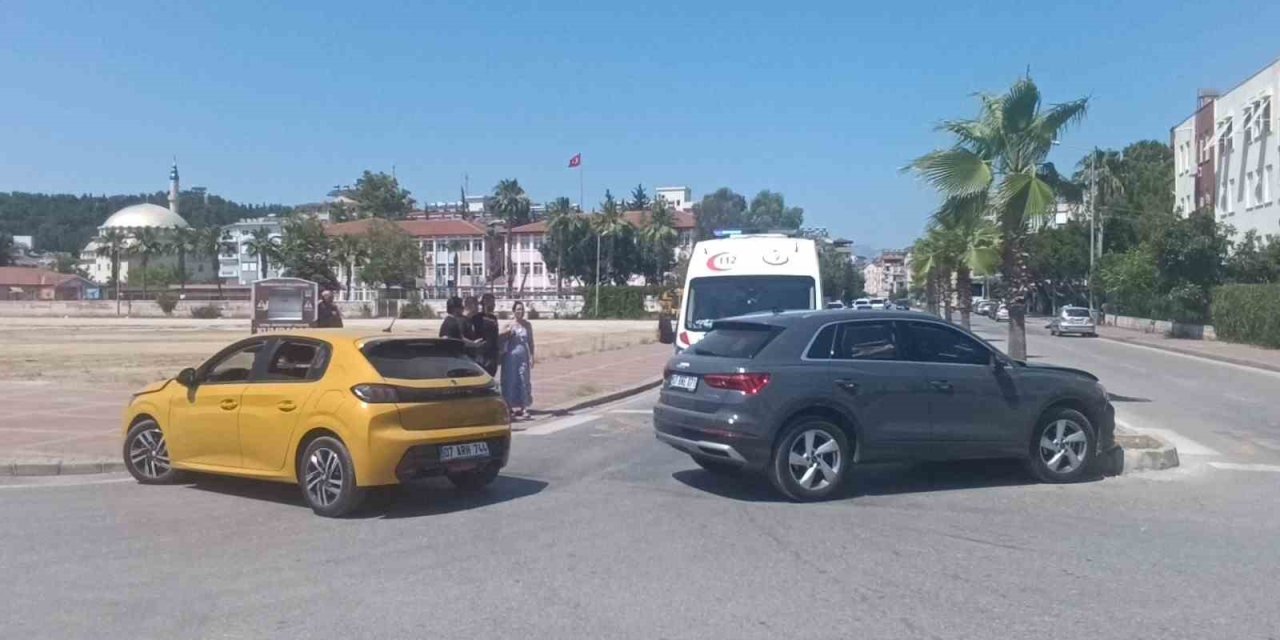 Manavgat’ta Otomobiller Çarpıştı: 2 Yaralı