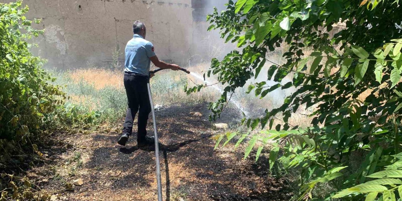 Karaman’da Cami Avlusundaki Kuru Otlar Tutuştu
