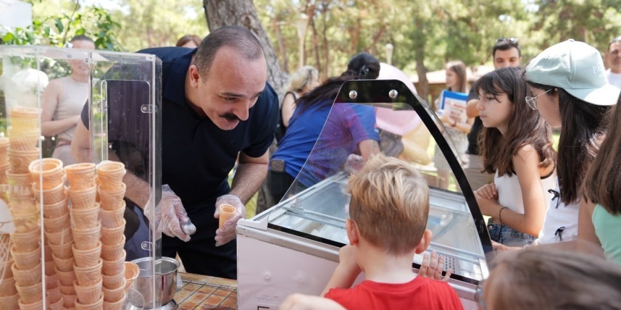 Kotan’dan Çocuklara Karne Hediyesi Dondurma İkramı