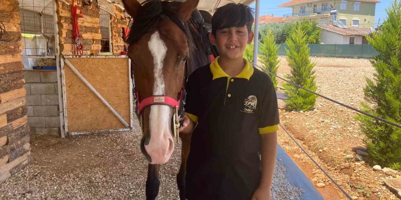 Karnesini Almaya Okula Atıyla Geldi, Gören Gözlerine İnanamadı