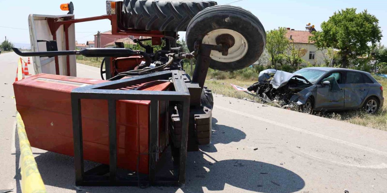 Traktör İle Otomobil Çarpıştı: 4 Yaralı