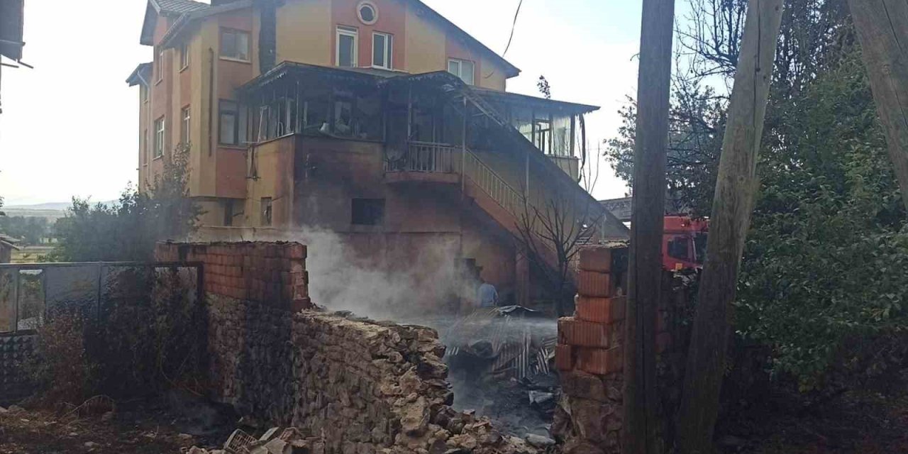 Otları Temizlemek İçin Yaktığı Ateş, Komşusunun Evini Yaktı