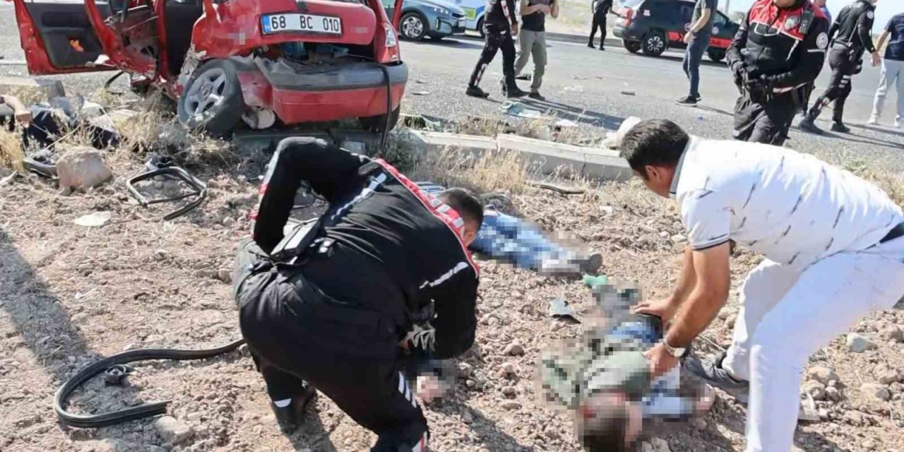 Aksaray’da Hafif Ticari Araçla Otomoblin Çarpıştığı Kazada İlk Belirlemelere Göre 1 Kişi Öldü 8 Kişi De Yaralandı. Yaralıların Refüje Savrulduğu Olay Yerinde Saglık Ekipleri Zamanla Yarışırken, Yaralılar Ambulanslarla Hastan