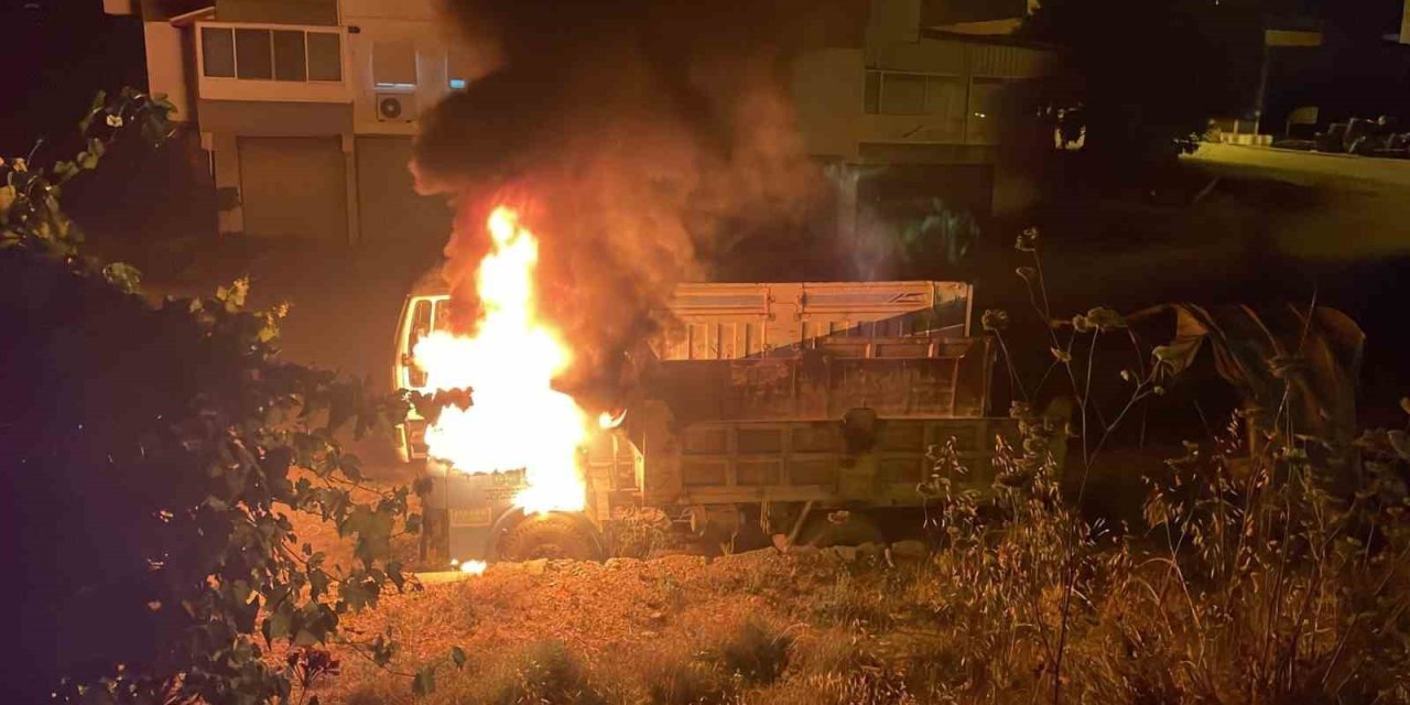 Gazipaşa’da Park Halindeki Kamyon Alev Alev Yandı