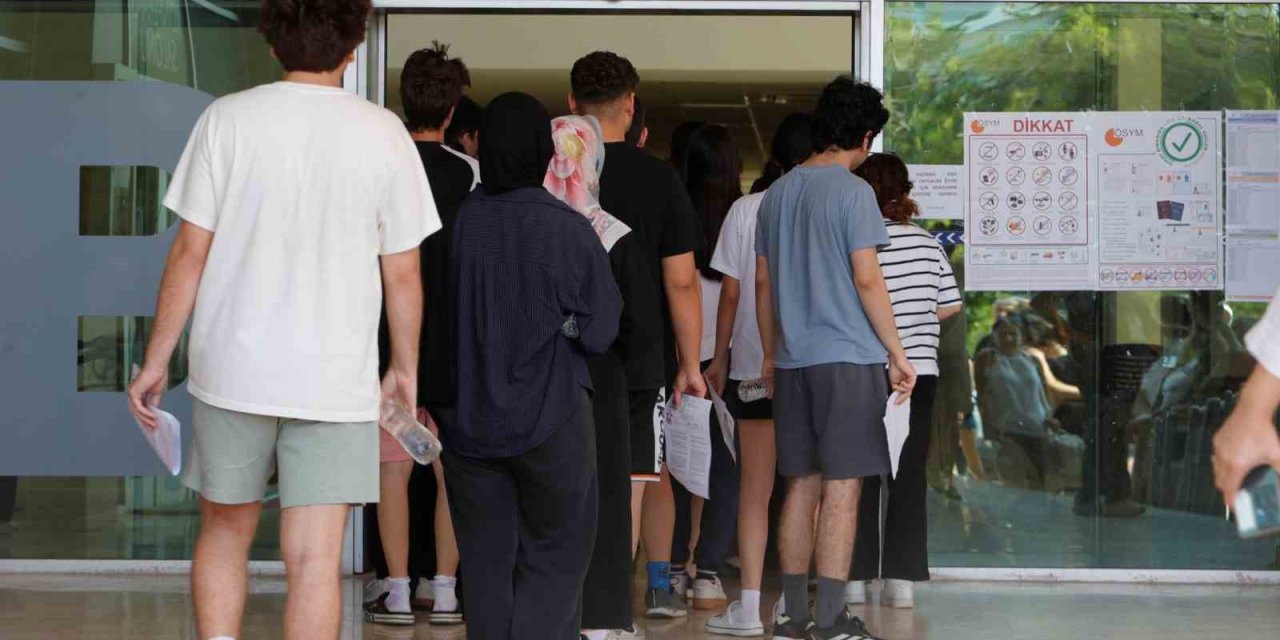 Sınava Son Saniyede Yetişti, Binaya Velilerin Alkışları Eşliğinde Girdi