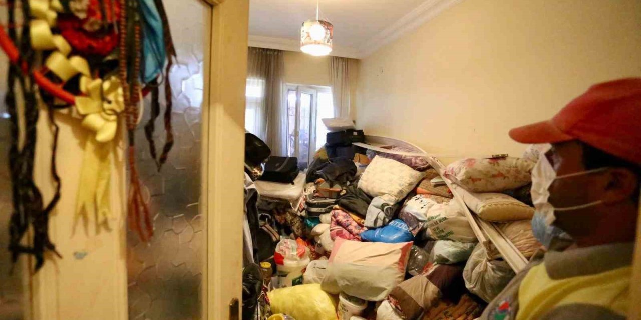 Kepez’de Çöp Ev Operasyonunda 2 Ayrı Evden 8 Kamyon Dolusu Çöp Çıktı