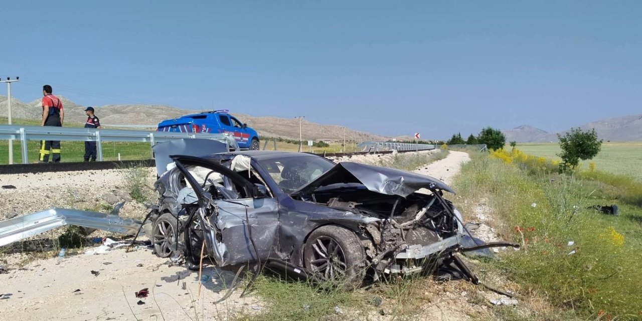 Antalya-denizli Karayolunda Kontrolden Çıkan Otomobil Şarampole Düştü,3 Yaralı