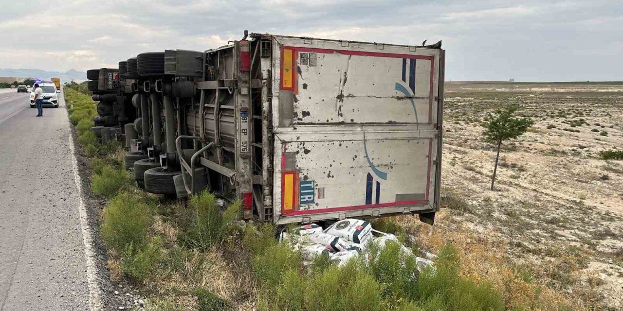 Kontrolden Çıkan Tır Şarampole Devrildi: 1 Ölü