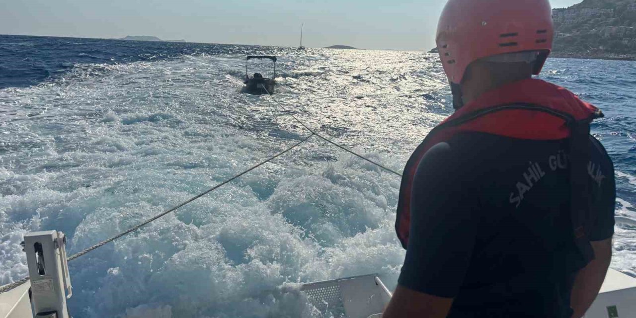 Antalya’da Arızalanan Teknedeki 2 Kişinin İmdadına Sahil Güvenlik Ekipleri Yetişti