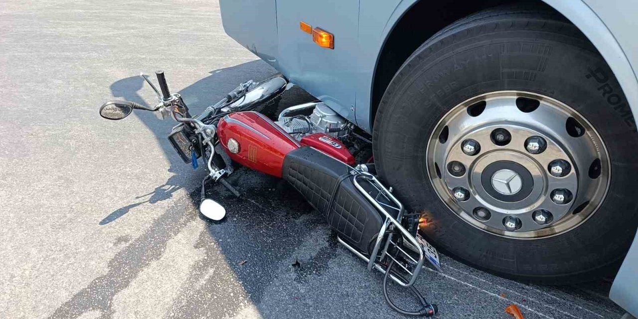 Yolcu Otobüsüyle Çarpışan Motosikletli, Lastiğin Altında Kalmaktan Son Anda Kurtuldu