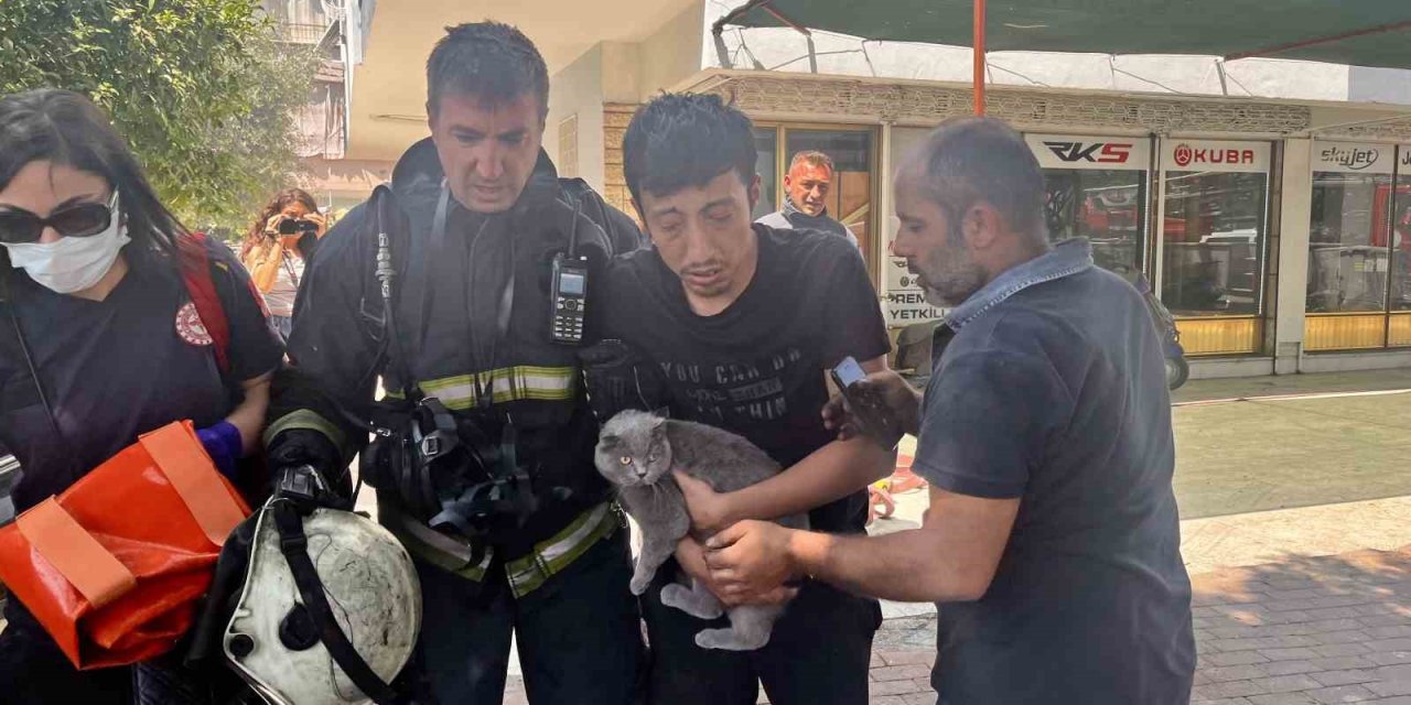 Alevlerin Sardığı Evde Balkona Sığındı Kedisini Elinden Bırakmadı