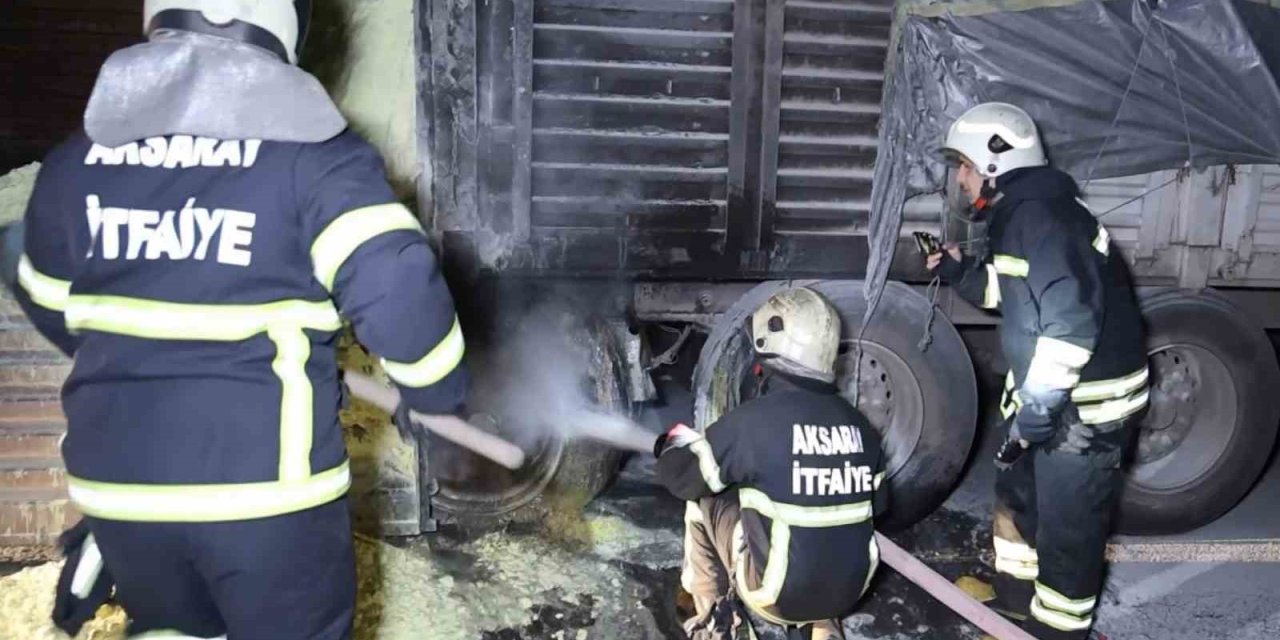 Lastiği Patlayan Kükürt Yüklü Tırda Yangın Paniği
