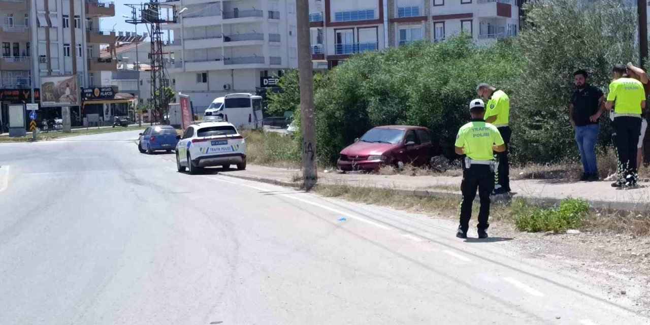 Manavgat’ta Direğe Çarpan Otomobil Sürücüsü Yaralandı