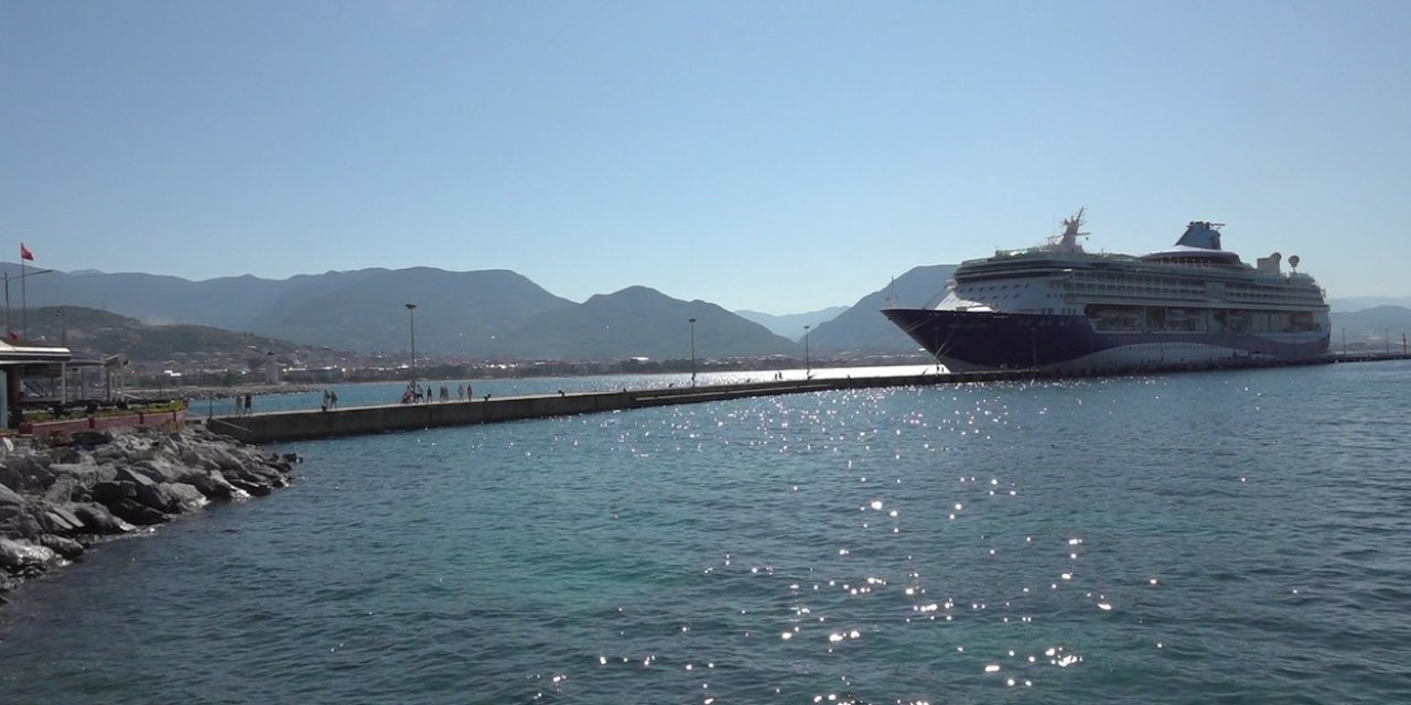 Bin 794 Yolcu 740 Mürettebatlı Dev Gemi Alanya’ya İskelesine Demirledi