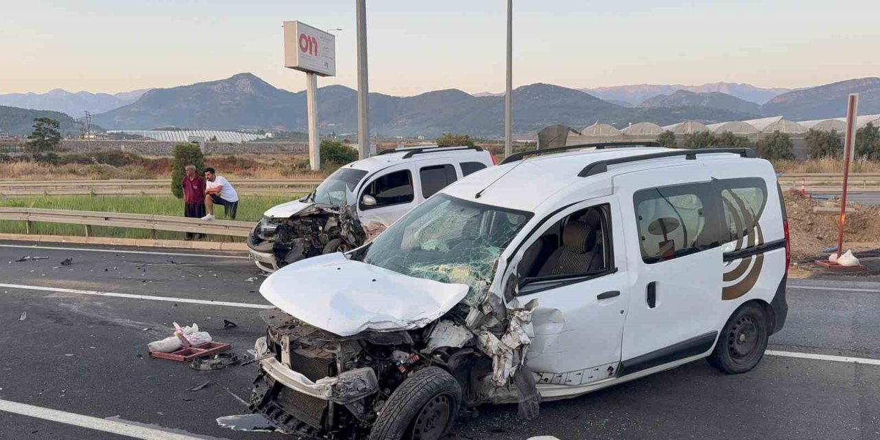 Antalya’da Hafif Ticari Araçlar Kafa Kafaya Çarpıştı: 4 Yaralı
