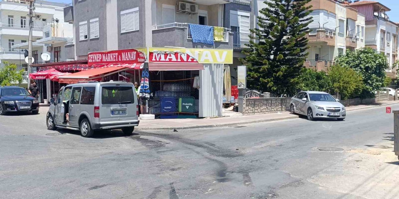 Manavgat’ta Ticari Araç İle Otomobil Çarpıştı: 1 Yaralı