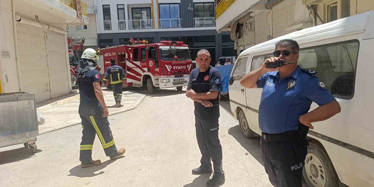 Evini Yakmaya Çalıştı, İtfaiye Ekipleri Alevleri Büyümeden Söndürdü