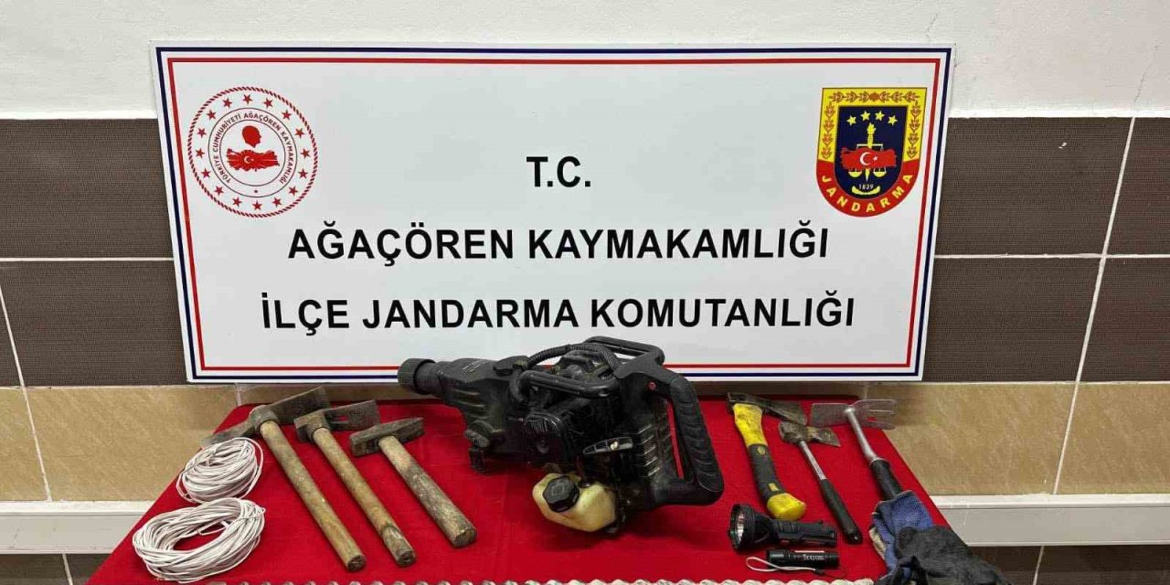 Defineciler Kazı Yaparken Suçüstü Jandarmaya Yakalandı