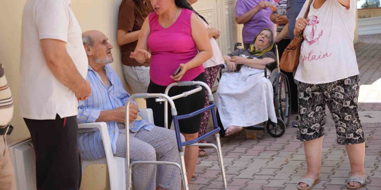 Antalya’da Yangın Paniği, Apartman Dumanla Kaplandı, Yaşlı Çift Kurtarıldı