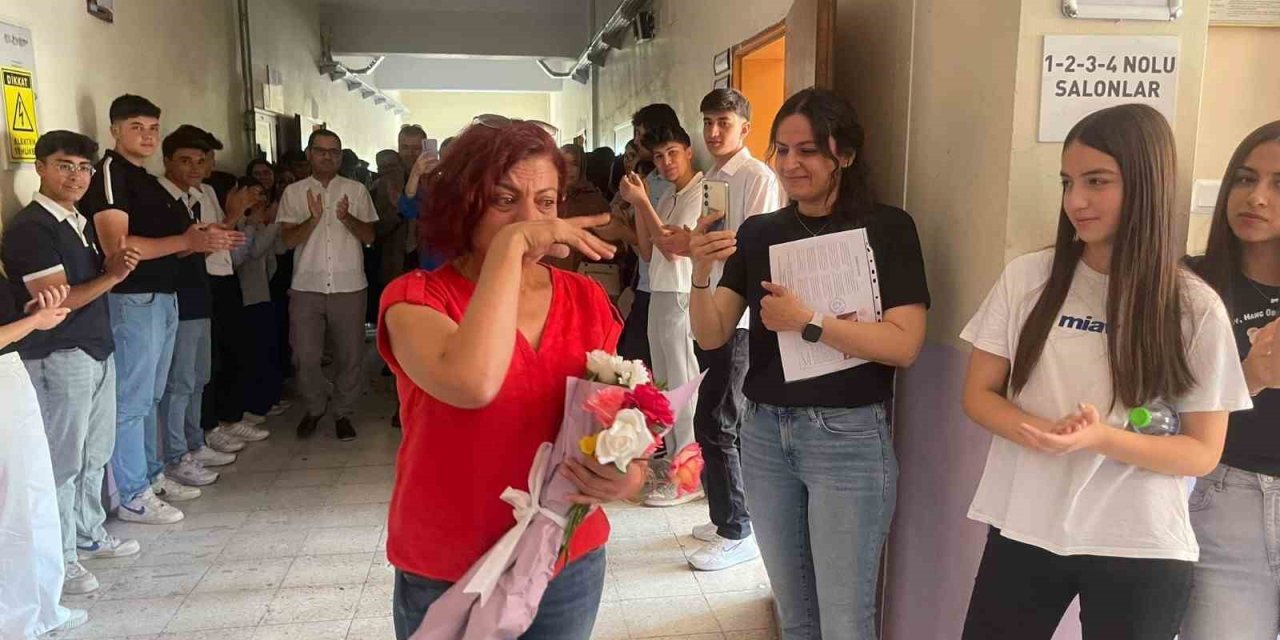 Emekliye Ayrılan Öğretmene Duygusal Veda