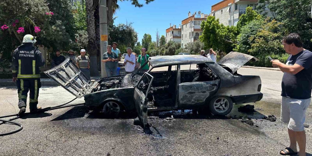 Antalya’da Seyir Halindeyken Alev Alan Tofaş Otomobil Kullanılamaz Hale Geldi
