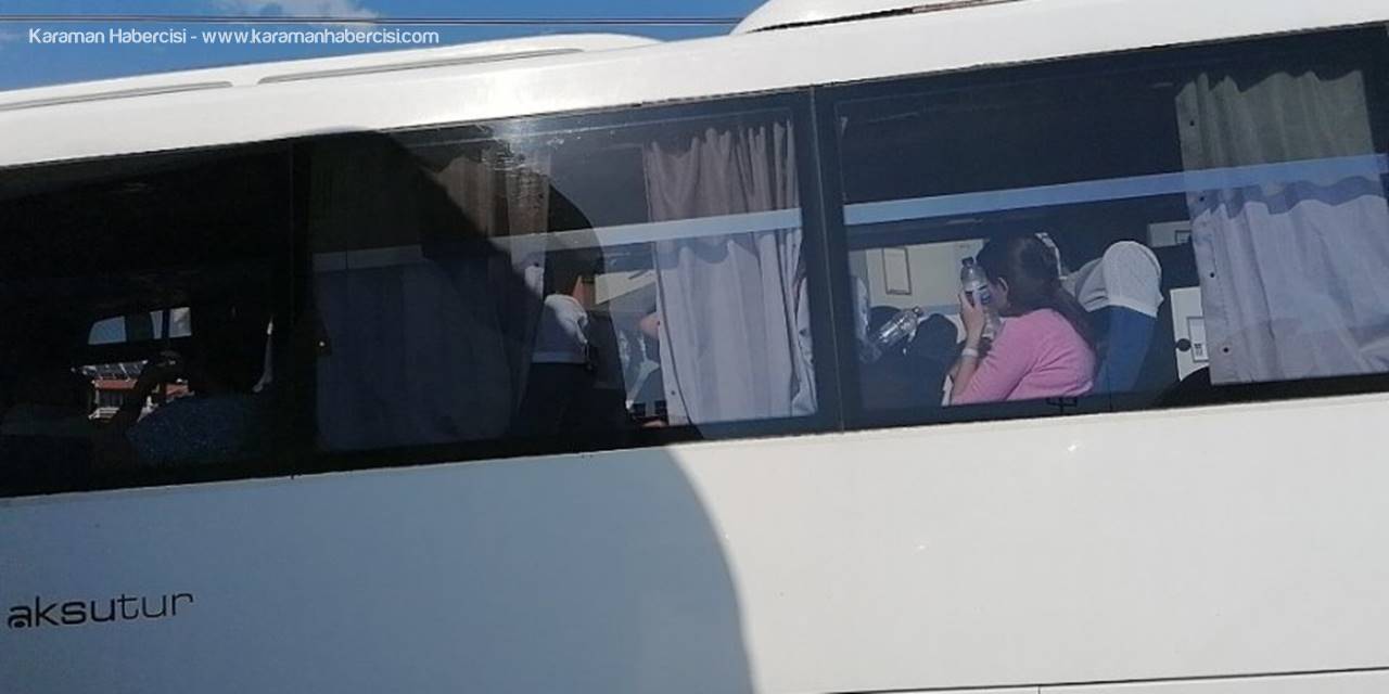 Antalya'nın Manavgat İlçesinde Tur Midibüsü Tur Otobüsüne Arkadan Çarptı