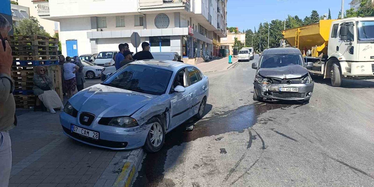 Hafif Ticari Araç İle Otomobil Çarpıştı: 1 Yaralı