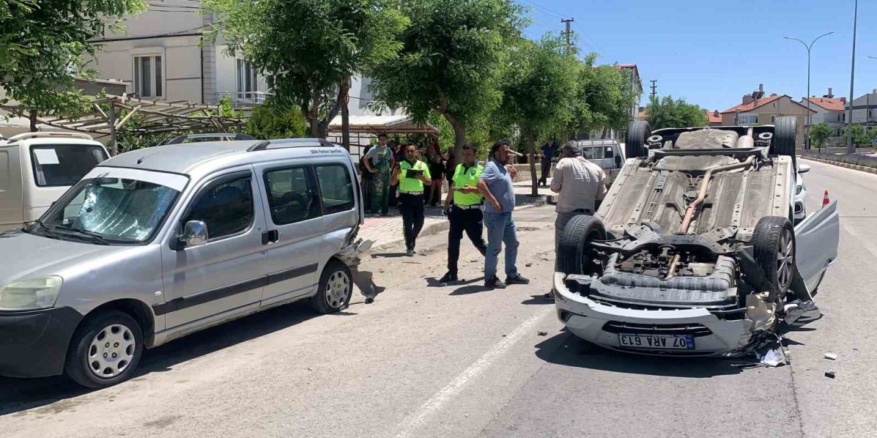 Karaman’da Park Halindeki Araca Çarpan Otomobil Ters Döndü: 2 Yaralı