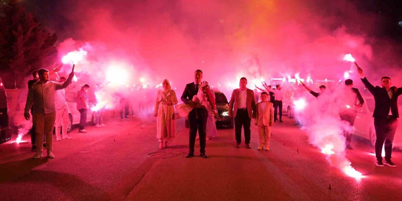 Mahalleyi Festival Alanına Çevirerek Kız İstemeye Gitti