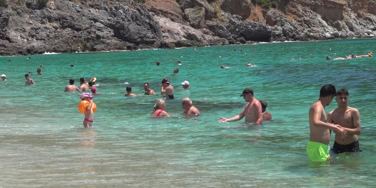 Alanya’da Aşırı Sıcaklar Sahilleri Doldurdu