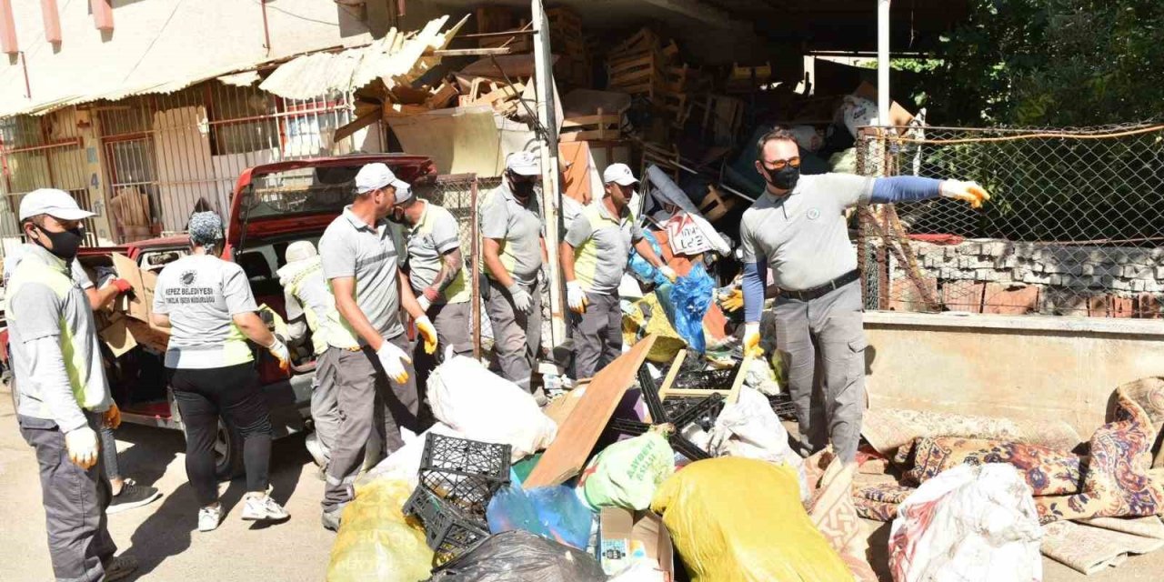 Kepez’de Çöp Apartman Operasyonunda 20 Kamyon Çöp Tahliye Edildi
