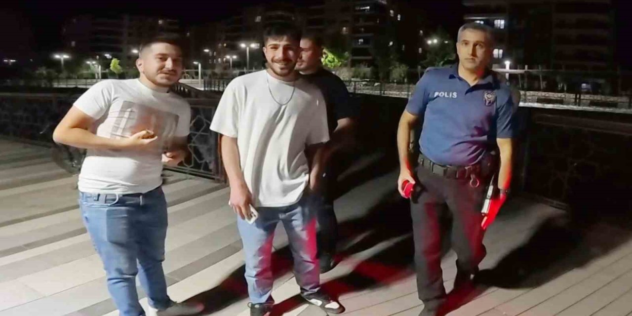 Parkta Motosiklet Sürdü, Polise Direnip Gazeteci Ve Bekçilerin Görüntüsünü Çekti