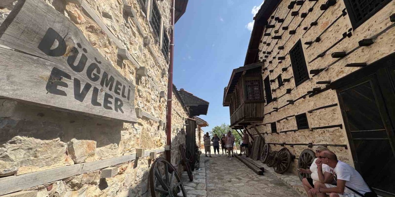 Antalya’nın 15 Haneli 50 Nüfuslu Beton Yapı Bulunmayan 800 Yıllık Tarihi Köyüne Turist Akını